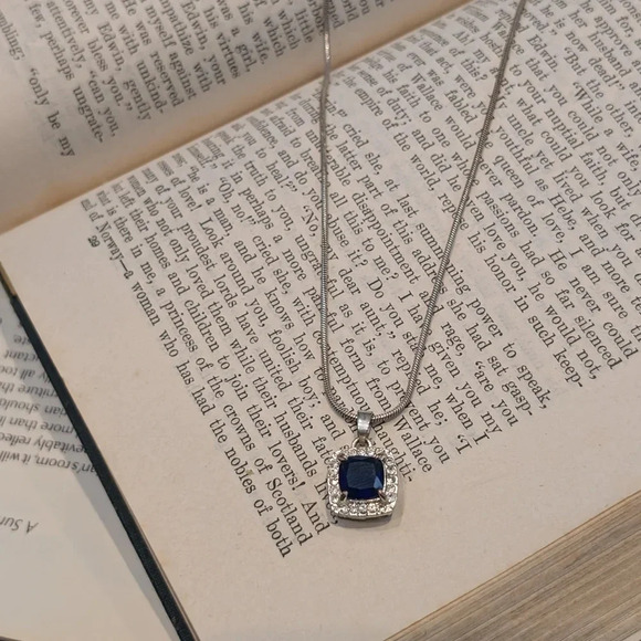 Elegant Silver Necklace with Blue Gemstone - Picture 6 of 7